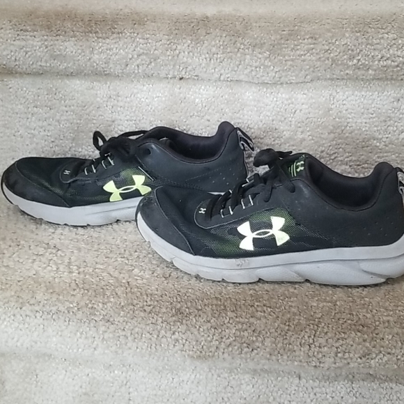 Under armor tennis shoes - Picture 4 of 4